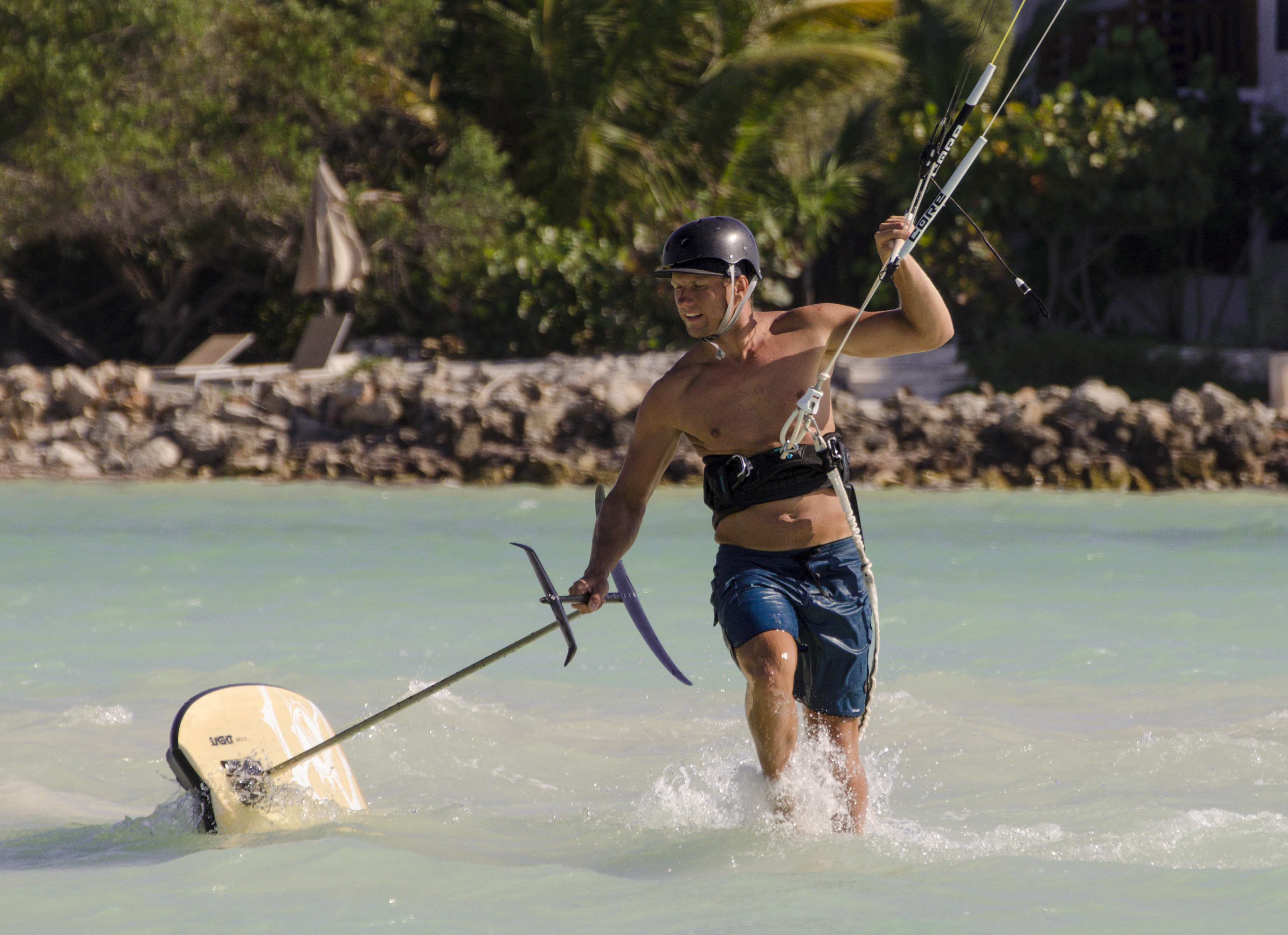 Saulius shows the easiest and safest way to transport a foil through the shallows