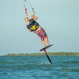 #foiltack on #islaholbox 
Loving my new ride from @axisfoils 
What set up do you ride? 
Carbon tray 94cm 
Carbon mast 96cm
Front wing 545 Stabilizer 340 
Thanks to @evanvangelisphotography
For the gear and the shot 
#liveoffaxis #axiskiteboarding #axisfoils 
#holboxkiteboardingschool
#whenitswindy
#kitefoil
#kitehydrofoil 
#loyaltothefoil🦅 
#foilfever
#kiteboarding